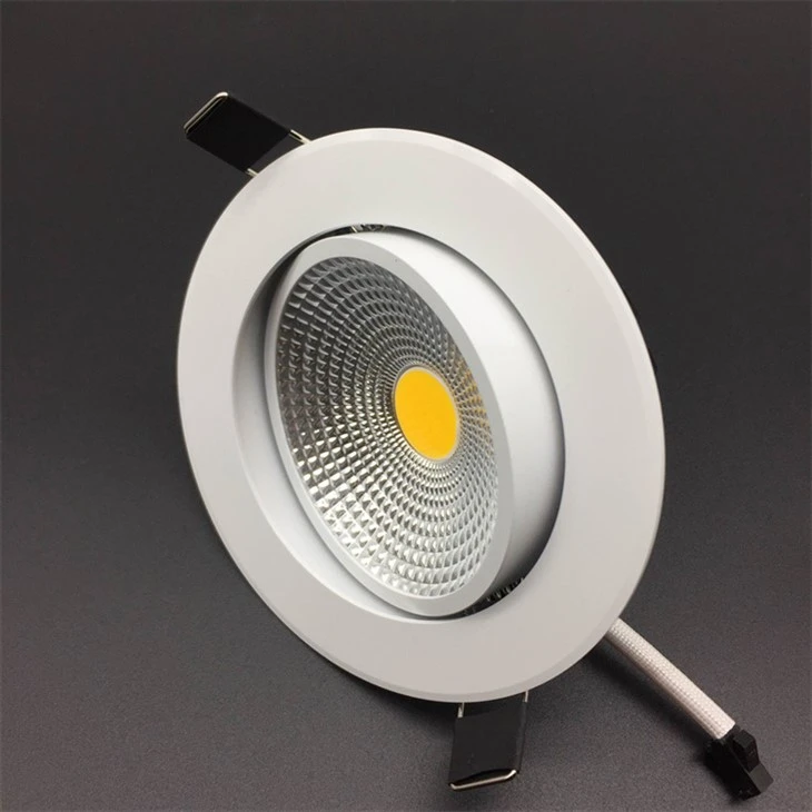 Đèn downlight trắng ấm để chiếu sáng khách sạn